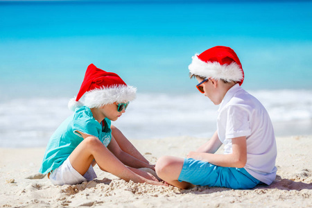 孩子们在海滩上圣诞