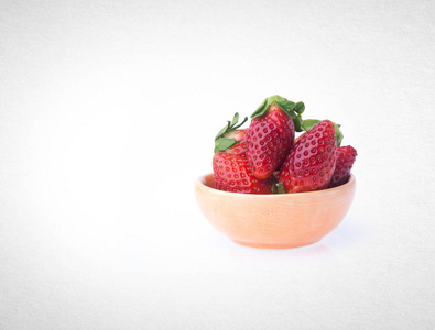 草莓或新鲜红草莓在背景上