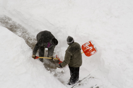 2 工人清洗深雪