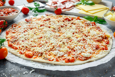 准备好做比萨吃西红柿酱，奶酪在羊皮纸上