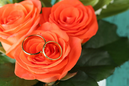 婚礼花束，特写，在明亮的背景上的结婚戒指