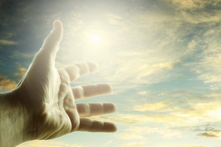 手在天空中的手手持一架迷你无人机相机准备在天空中释放的男子手天使