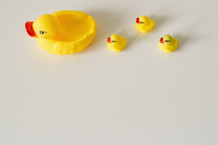 白色背景上的黄色鸭子洗澡玩具行