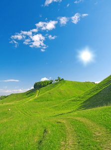 夏季景观。 山和天空