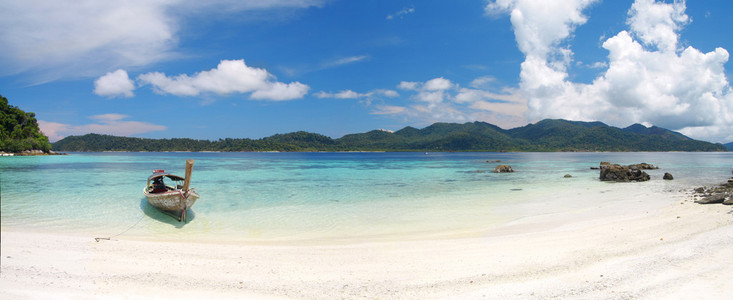 海滩和海，有长尾船