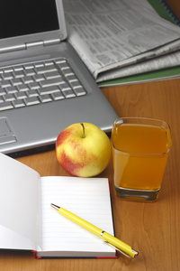 橙汁苹果和记事本。