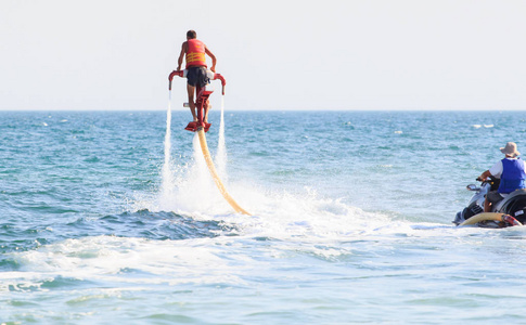 在 flyboard 上的男人