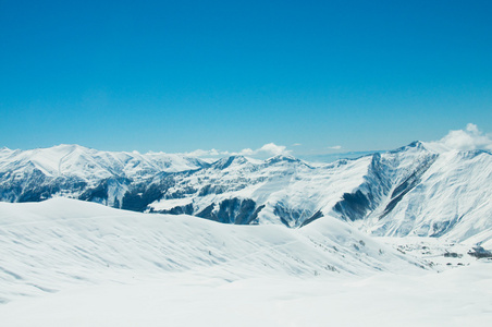 冬天大雪下的高山