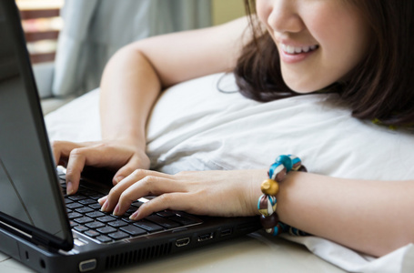 亚洲女人玩笔记本电脑