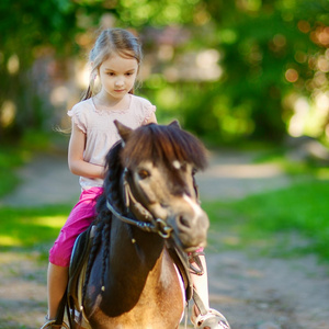 小女孩骑小马
