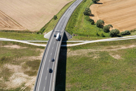 奥特穆胡夫镇附近道路的鸟瞰图图片