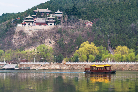 对东龙门山石窟寺庙