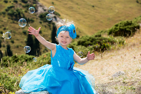 小女童与气泡鼓风机petite fille enfant avec souffleur de bulles