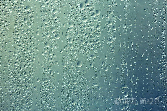 雨落在窗户玻璃