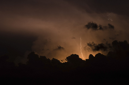 雷声 隆隆的响声插画
