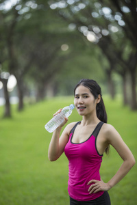 从行使女人喝水