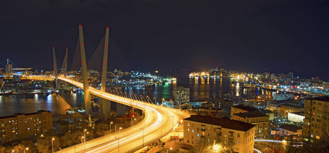 到了晚上，到了晚上，充满了明亮的灯光湾大桥看这座城市