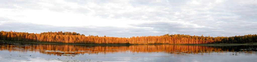 湖的全景图