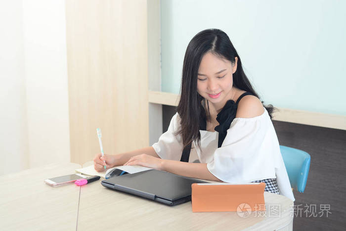 亚洲女人集中在办公室努力工作