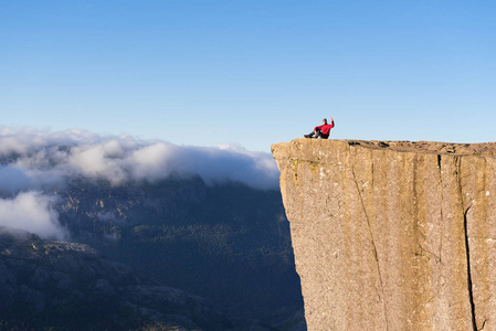 关于岩石 Preikestolen，挪威的家伙