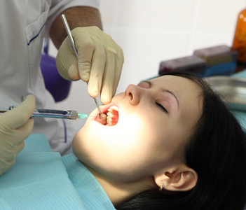 牙医治疗牙齿专用工具图片