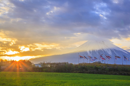 富士山和鲤鱼流光图片