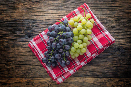 葡萄。串五彩葡萄仿古木制的桌子上