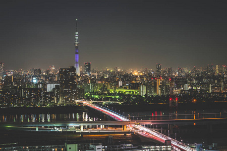 在夜晚的东京城市景观