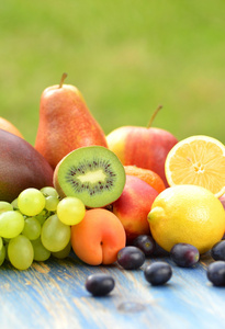 不同种类的水果在花园里的桌子上