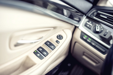 汽车皮革内部细节的门处理 windows 控件和调整。现代汽车车窗口控件