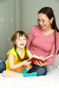 母亲和女儿在读一本书