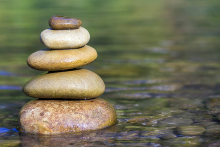 堆栈的平衡在绿水河上的石头