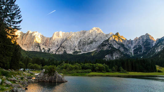 在 Fusine，意大利湖的日落