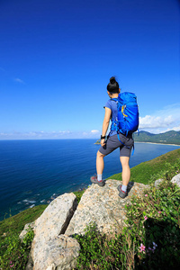 女人在海边岩石山