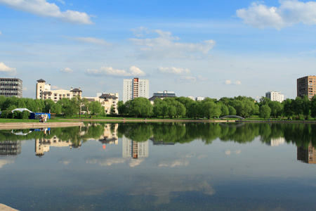 城市公园夏季