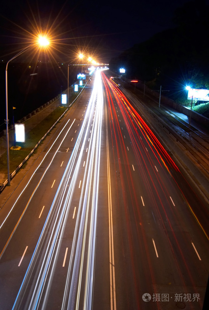 夜间高速公路上的车灯
