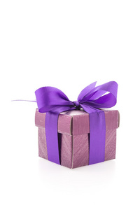 孤立在白色背景上的紫色礼品盒