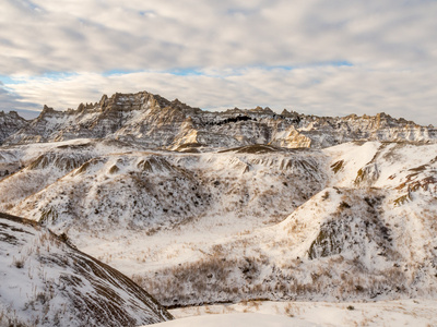 白雪皑皑的山峰，在荒芜之地