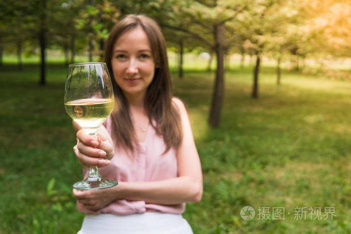 女人与葡萄酒杯.白葡萄酒的年轻女子