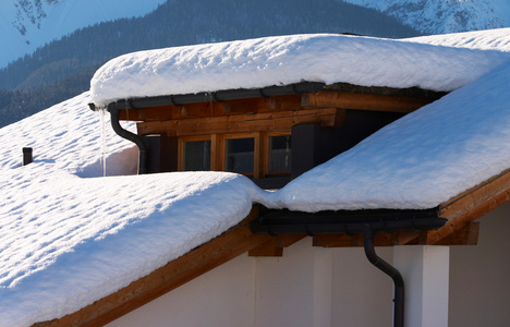 白雪覆盖的山屋