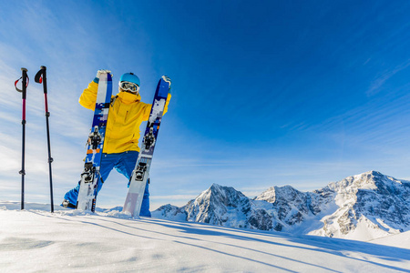 登山者野外滑雪和滑雪休息沿着白雪皑皑的山脊