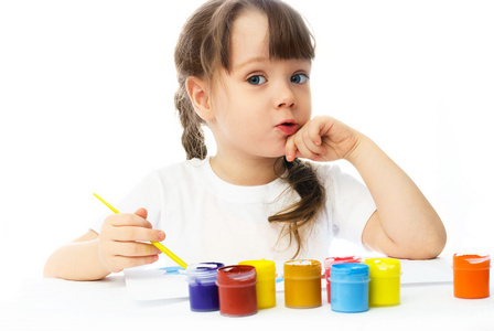 小女孩用水彩绘画绘画