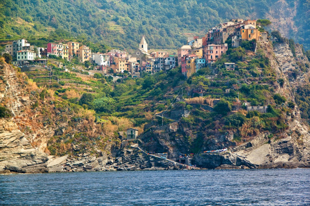 多彩的村庄 vernazza 和海洋海岸在意大利五渔村的风景