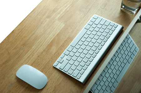 Pc 键盘和鼠标在木制的桌子上