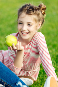 在公园里的女孩吃苹果