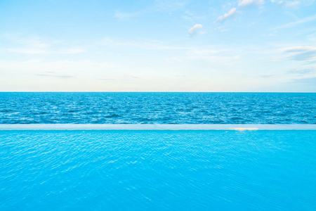 蓝蓝的天空的海和海洋观泳池