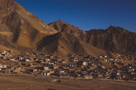 村庄全景和山