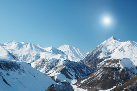 白雪覆盖的高山