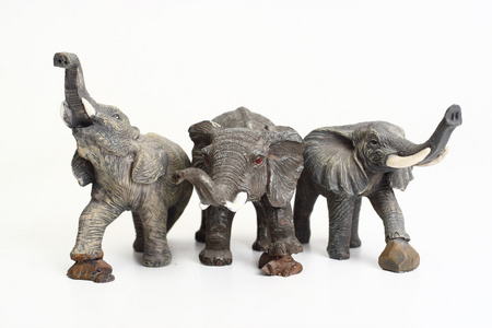 三只陶瓷大象雕像
