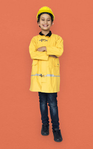 男孩穿黄色的雨衣和安全帽